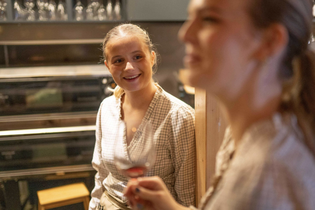 Smilande og blide servitørar på Kråko Spiseri