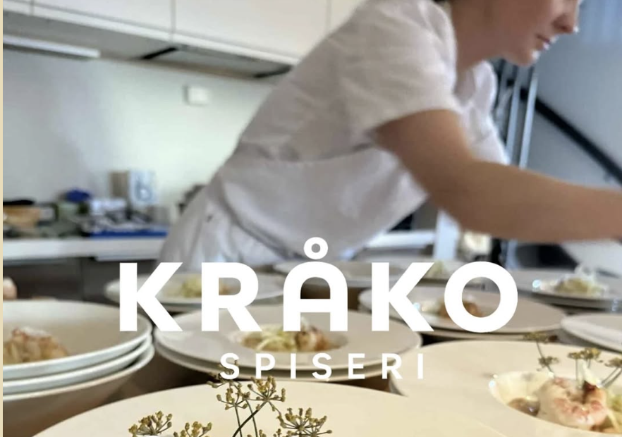 Kokken anretter tallerkener med mat